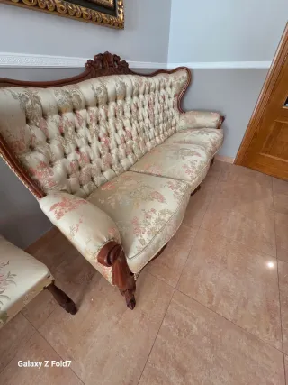 Cama de madera con cabecero y mesitas