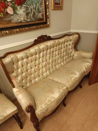 Cama de madera con cabecero y mesitas