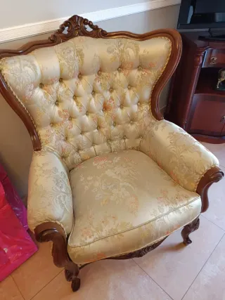 Cama de madera con cabecero y mesitas