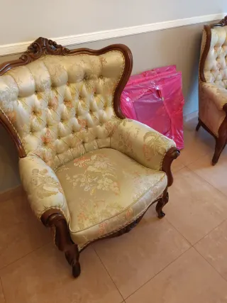 Cama de madera con cabecero y mesitas