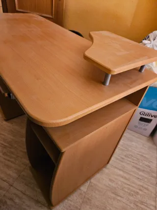 Escritorio madera con bandeja extraíble y obsequio