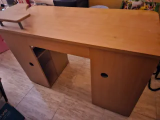 Escritorio madera con bandeja extraíble y obsequio