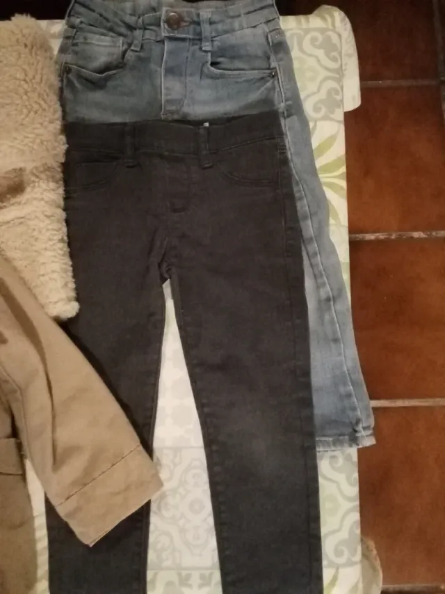 Lote Ropa Niña T2: Abrigos y Vaqueros