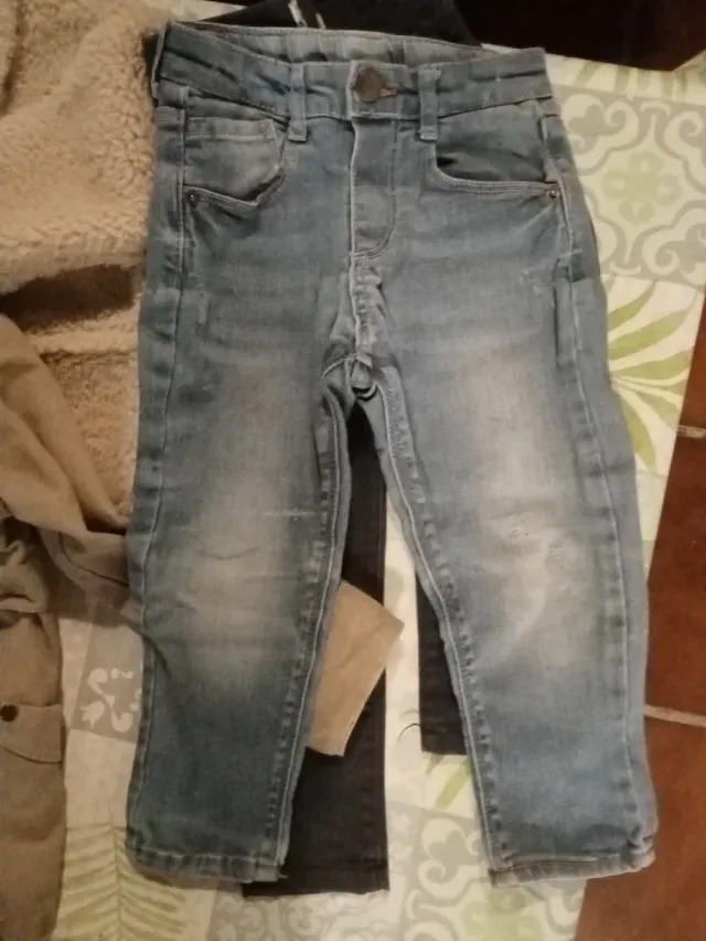 Lote Ropa Niña T2: Abrigos y Vaqueros