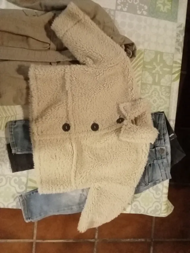 Lote Ropa Niña T2: Abrigos y Vaqueros