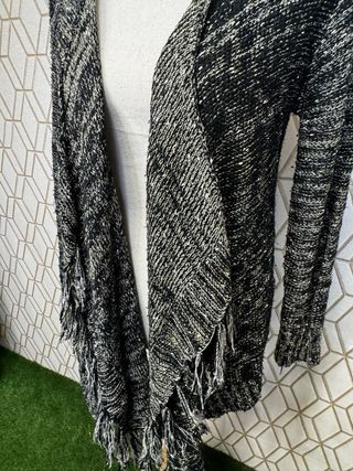 Chaqueta asimétrica con flecos