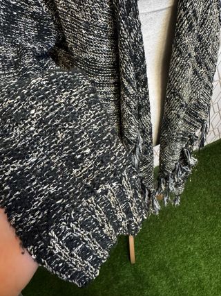 Chaqueta asimétrica con flecos