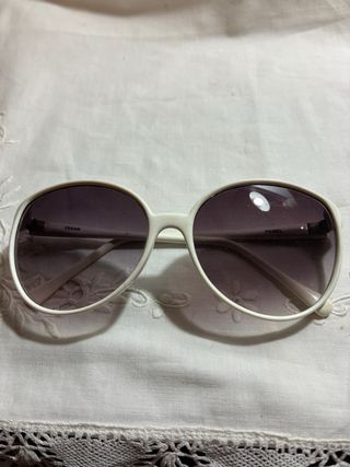 Gafas de sol vintage blancas y moradas