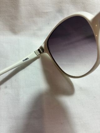 Gafas de sol vintage blancas y moradas