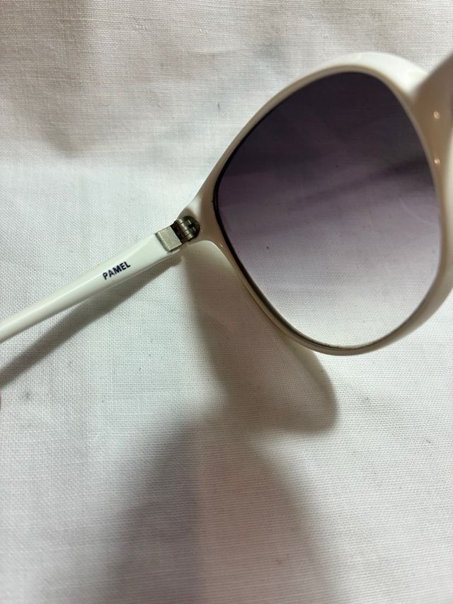 Gafas de sol vintage blancas y moradas