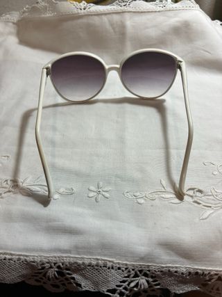 Gafas de sol vintage blancas y moradas