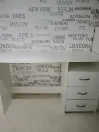 Escritorio blanco con cajones