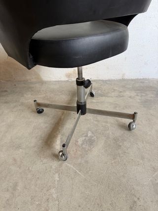 Silla de oficina giratoria negra