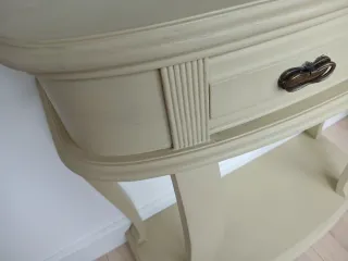 Mueble aparador pintado a la tiza. 80x83x31