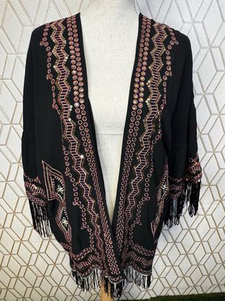 Poncho bordado con flecos negro y rosa