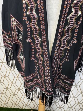 Poncho bordado con flecos negro y rosa