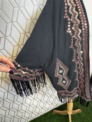 Poncho bordado con flecos negro y rosa