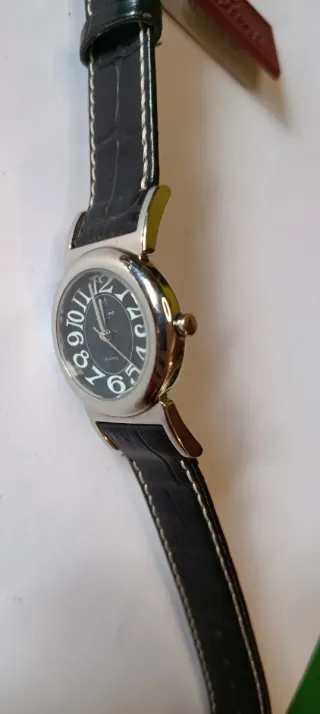 Reloj Justina Clásico Negro y Plateado. Nuevo