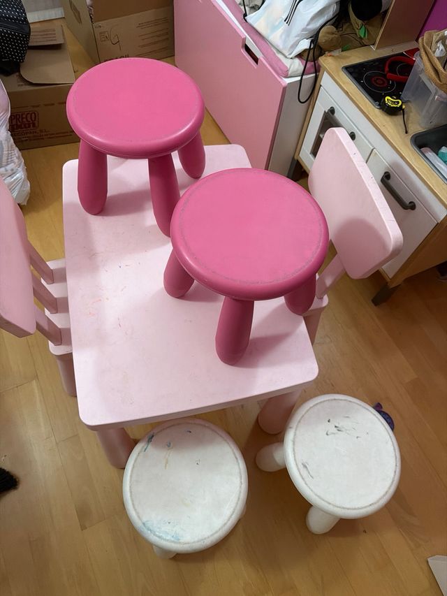 Set per bambini Ikea con tavolo e sedie