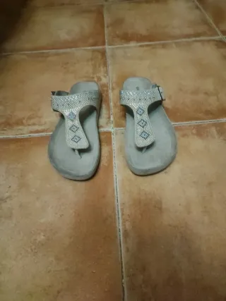 Sandalias Beige y Plateadas con Pedrería