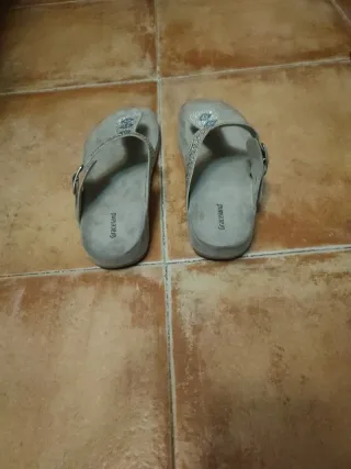 Sandalias Beige y Plateadas con Pedrería