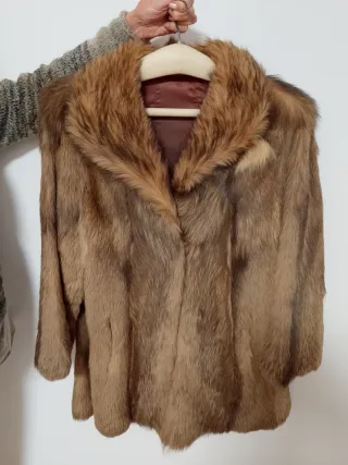 Abrigo de piel marrón y beige.