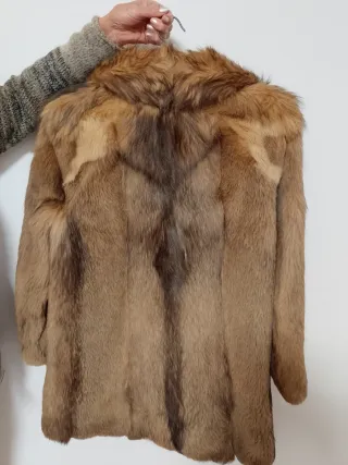 Abrigo de piel marrón y beige.