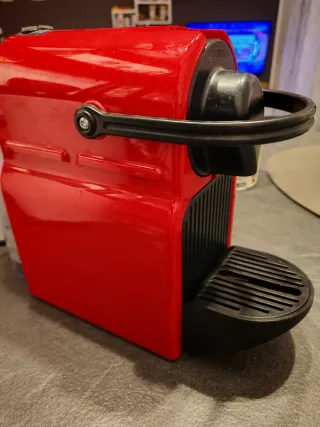 Macchina caffè Nespresso rossa perde acqua.