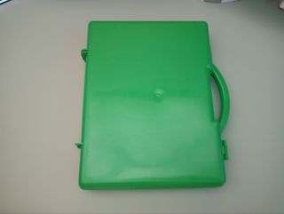 Maletín plástico verde con asa