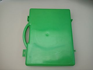 Maletín plástico verde con asa