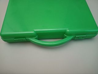 Maletín plástico verde con asa