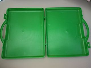 Maletín plástico verde con asa