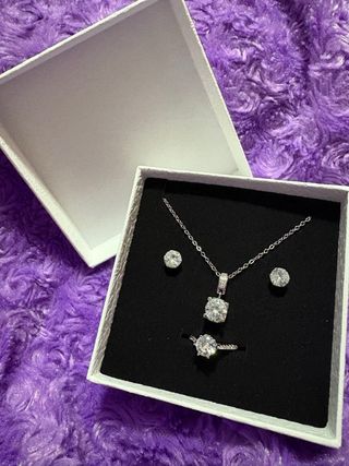 Conjunto de bisutería nueva, ideal para regalo.