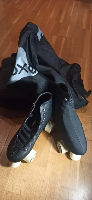 Patines 4 ruedas negros con bolsa y fundas
