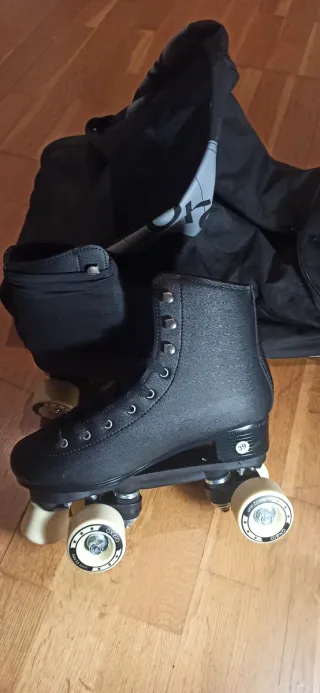 Patines 4 ruedas negros con bolsa y fundas