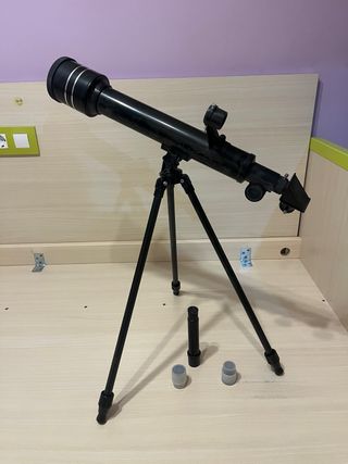 Telescopio de juguete con trípode