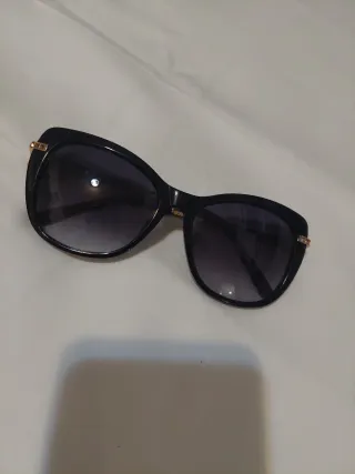 Occhiali da sole neri e oro