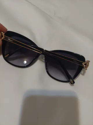 Occhiali da sole neri e oro