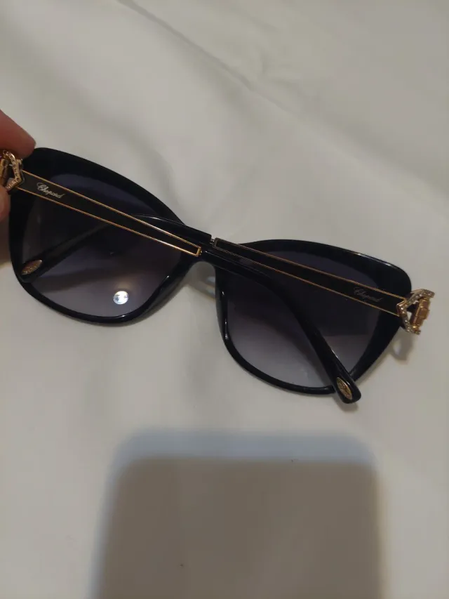 Occhiali da sole neri e oro