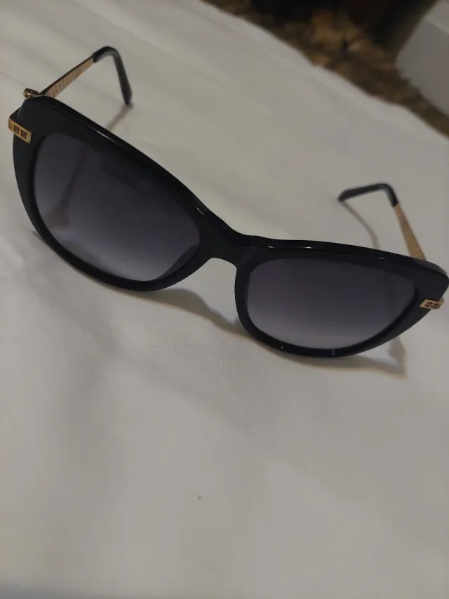 Occhiali da sole neri e oro