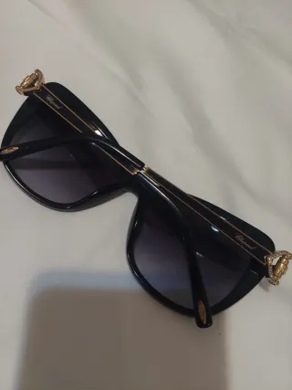 Occhiali da sole neri e oro