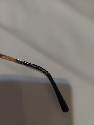 Occhiali da sole neri e oro