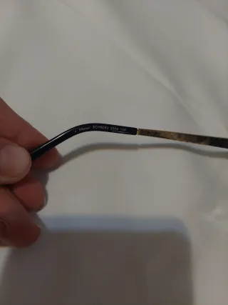 Occhiali da sole neri e oro