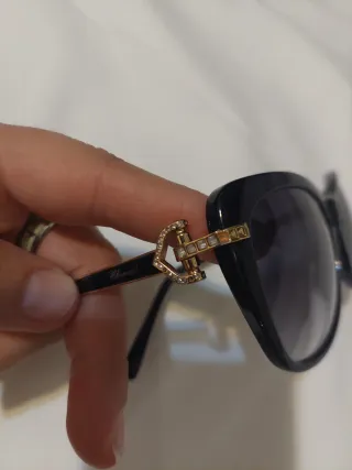 Occhiali da sole neri e oro