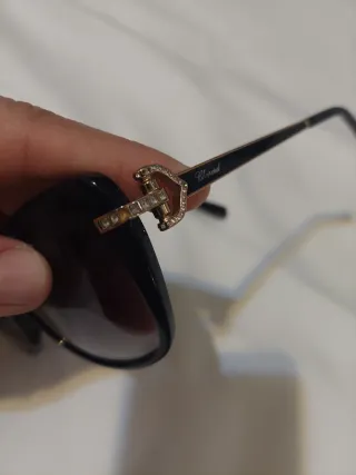 Occhiali da sole neri e oro