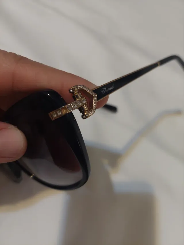 Occhiali da sole neri e oro