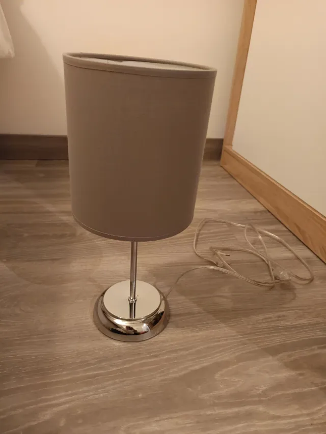 Lámpara de mesilla gris y plateada