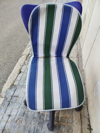 Silla de oficina azul con ruedas