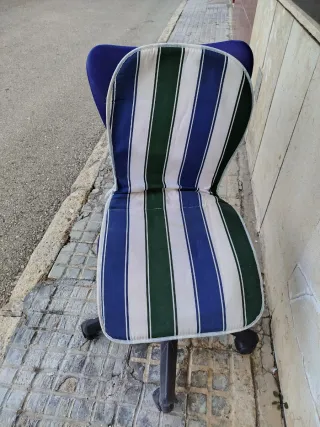 Silla de oficina azul con ruedas