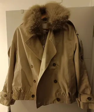 Trench corto color crudo water repellent